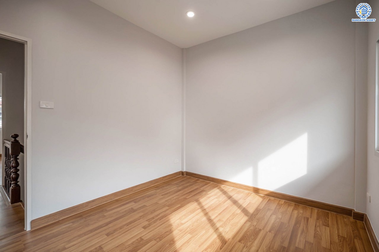 บ้านมือสองตกแต่งใหม่ โครงการ ซื่อตรง รัตนาธิเบศร์ หน้าโครงการติดรถไฟฟ้า "สถานีไทรม้า" เนื้อที่ 40 ตร.ว. ฟังก์ชัน 3 ห้องนอน 3 ห้องน้ำ 1 ที่จอดรถ เชื่อมต่อได้หลายเส้นทาง ใกล้เซ็นทรัลรัตนาธิเบศร์ และทางด่วน "งามวงศ์วาน"